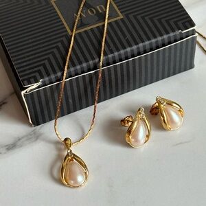 Vintage 1996 Avon Pearl Teardrop Gold-Plated Necklace & Earring Set NIB Bridal